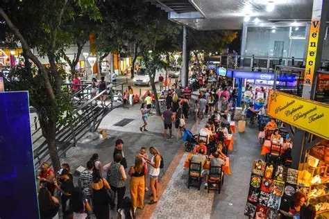 Público y turistas en comercios locales de Calamuchita, ideal para ilustrar la importancia del SEO local para ser